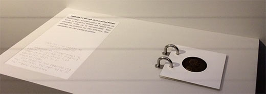 Dispositifs tactiles : cartels braille et gros caractères, objets à toucher